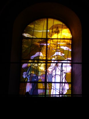 Het raam "pelgrimeren" in de Kathedraal St.Etienne te Cahors.