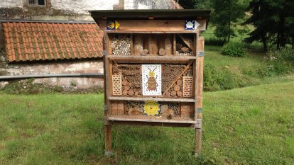 Bijenhotel bij de Hilstermolen, met wegwijzer Jakobsweg.