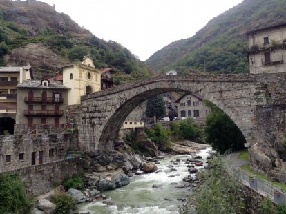 De historische brug in Pont-Saint-Martin