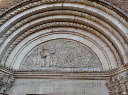 Timpaan boven de Basilica San Francesco