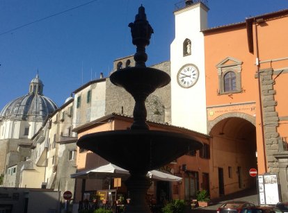 tekst boven poort: 100 km alla tombe di Pietro
